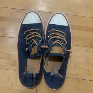 Womens size 8 converse sneakers